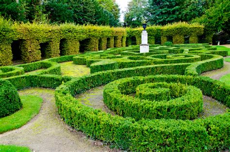 48 "Mind-Boggling" Hedge Maze & Garden Labyrinth Designs (Pictures)