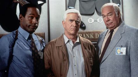 Lukt Het Leslie Nielsen De Koningin Te Redden In The Naked Gun From