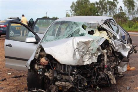 Carro colide em carreta que saía de posto condutor morre e três ficam