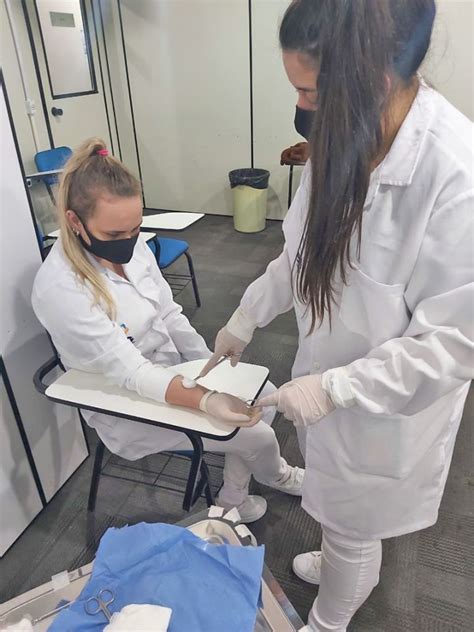 Estudantes Do Curso T Cnico Em Enfermagem Realizam Aula Pr Tica Em