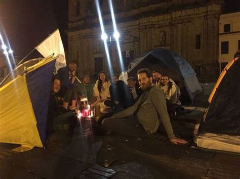 J Venes Acampan En La Plaza De Bol Var Un Grupo De J Venes Decidi