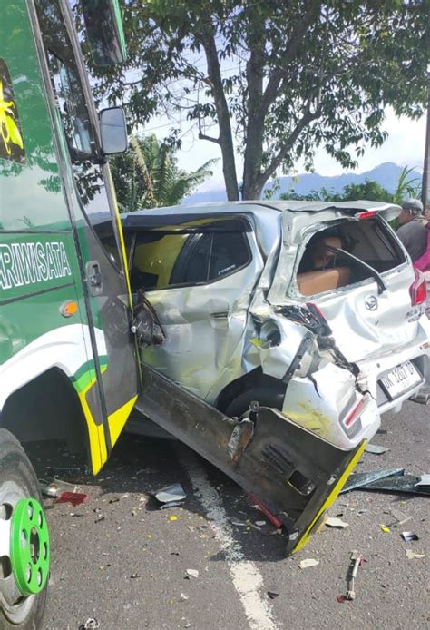 Kecelakaan Beruntun Di Baturiti Sejumlah Kendaraan Alami Kerusakan