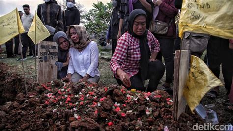 Isak Tangis Warnai Pemakaman Korban Kecelakaan Maut Di Bekasi