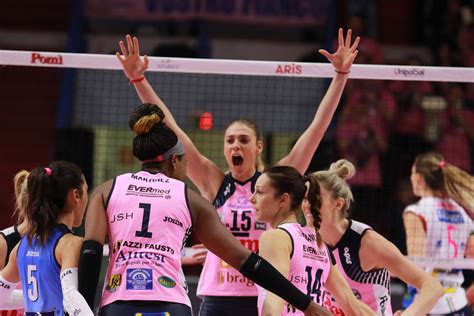 SUPER POMI TRE PUNTI DORO CONTRO NOVARA Volleyball Casalmaggiore