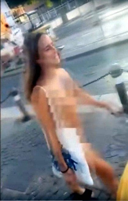 Revuelo En Italia Por Una Joven Que Caminó Desnuda Por La Calle Para