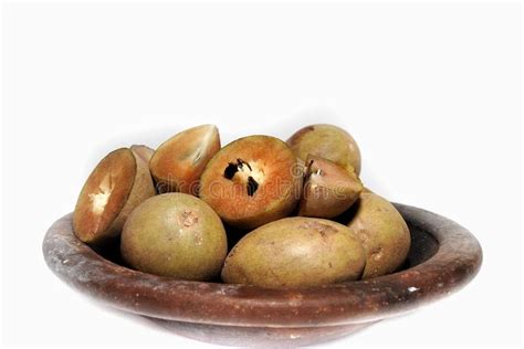 Fruto Do Sapodilla As Folhas Verdes Isoladas No Fundo Branco Imagem