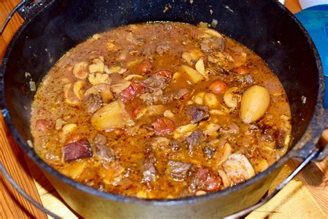 Trapper Gulasch Mit Bison Und Hirsch Und Als Beilage Hirsch Und Bison