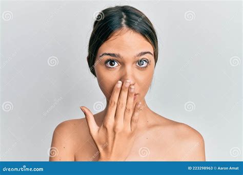 Jeune Brunette Debout Topless Montrant La Peau Couvrant La Bouche Avec La Main Choquée Et Peur