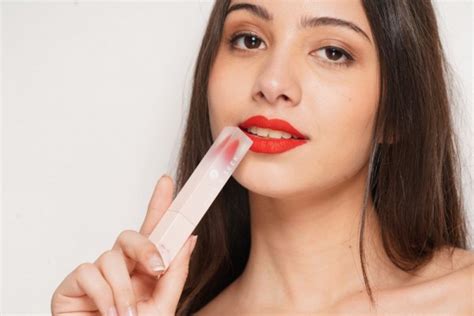 4 Cara Memilih Lipstik Yang Aman Untuk Bibir