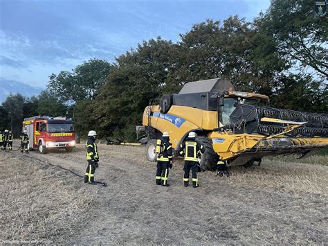 M Hdrescher Setzt Feld In Brand Feuerwehr Norden