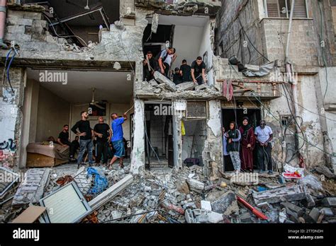 Tulkarm Palestine 14th Nov 2023 Palestinians Inspect A Damaged