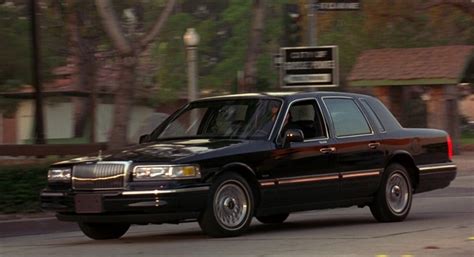 IMCDb.org: 1995 Lincoln Town Car in "Grosse Pointe Blank, 1997"