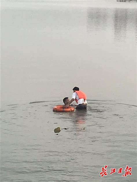 背着救生装备，环湖长跑近一公里，民警救起了跳湖轻生者 武汉 新闻中心 长江网 Cjn Cn