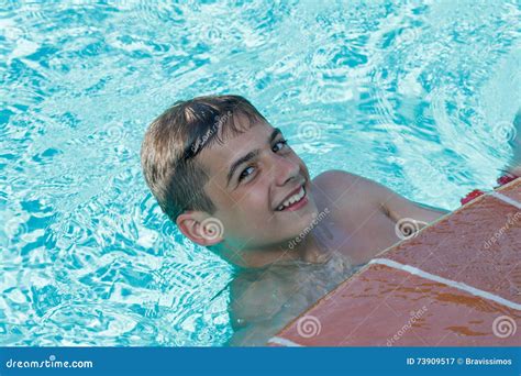 El Muchacho Adolescente Se Zambulle Y Nada En La Piscina Imagen De