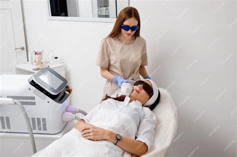 Premium Photo Xaprofessional Cosmetologist Is Making Cavitation