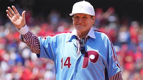 Pete Rose Receives Standing Ovation As Phillies Celebrate 1980 World