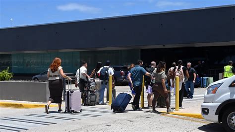 Inauguran carril para recogido de pasajeros en el aeropuerto Luis Muñoz