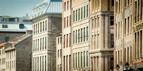 Edificios De Montreal En Las Gafas Del DES De Quartier Foto De Archivo