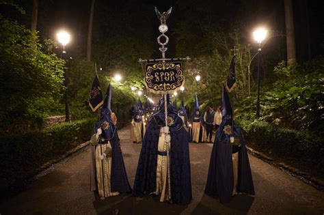 Las mejores fotos de la noche del Sábado Santo en Granada