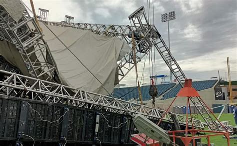 Cae escenario en Estadio de los Yaquis de Cd Obregón Sonora