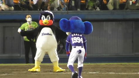 試合終了後ドアラandつば九郎の謎のダンス対決が始まる 20210824 プロ野球 ヤクルトスワローズvs中日ドラゴンズ Youtube