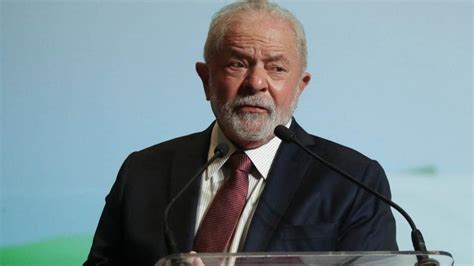 Lula sanciona ley que prohíbe uso de celulares en escuelas de Brasil