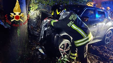 Auto Si Schianta Contro Un Albero Due Feriti