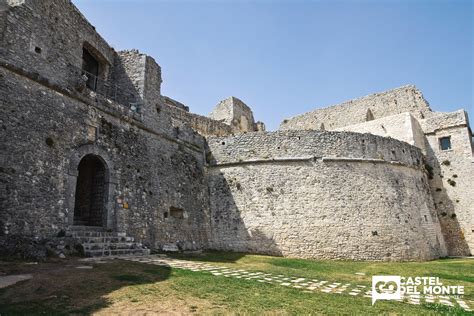 Monte Sant Angelo E La Grotta Di San Michele Arcangelo