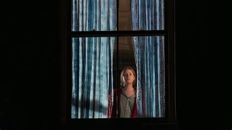 Amy Adams Witnesses a Murder in THE WOMAN IN THE WINDOW Trailer - Nerdist