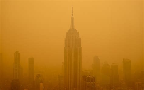 Así se ve Nueva York cubierta de humo por los incendios forestales de