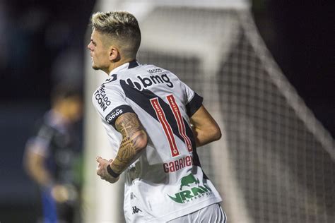 Gabriel Pec celebra vitória do Vasco na Série B e dedica o gol à mãe