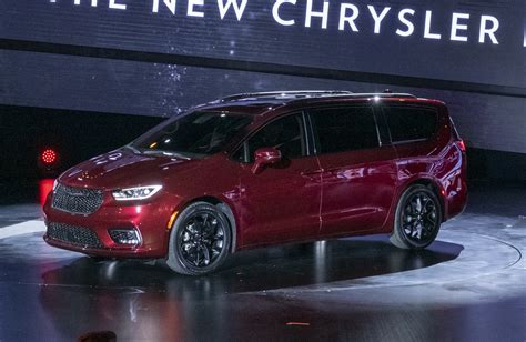 Chrysler Pacifica Debuts With Fresh Looks Awd New U Connect And