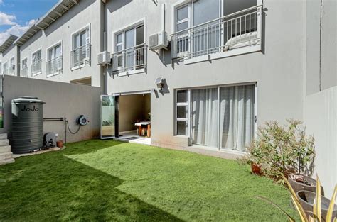 3 Bedroom Townhouse For Sale In Bryanston P24 114431838