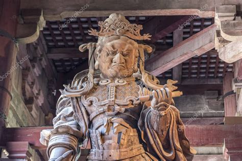 Un Guardi N Del Templo En El Daibutsu Den Hall Sal N Del Gran Buda En