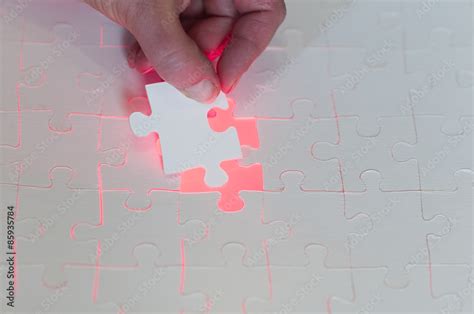 Hand Setzt Letztes Puzzleteil Ein Symbol Fuer Loesungen Von