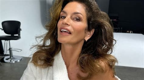 Cindy Crawford en Cancún La modelo de 58 años luce diminuto bikini en el Caribe Mexicano foto