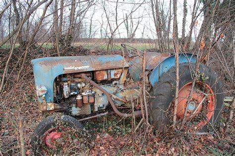 Tractor Abandono Plantas Brianza Oxidado Antiguo Basura