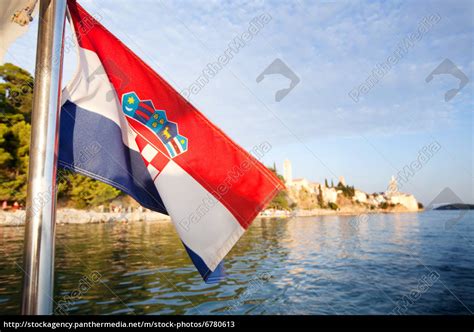 Croatien Flagge Kroatien Flagge Und Karte 2046049 Vektor Kunst Bei