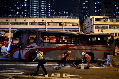 香港一辆旅游巴士失控侧翻 至少23人受伤