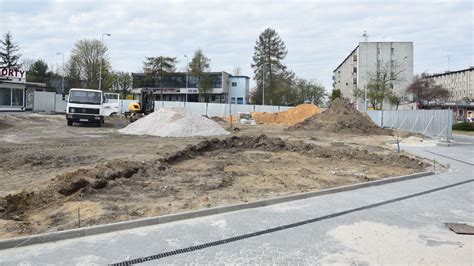 Postępy budowy skweru przy Piastowskiej w Radomsku Kolej na II i III