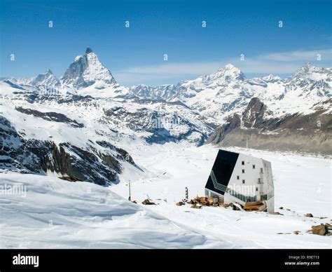 Vista Horizontal Del Monte Rosa Refugio De Montaña Con El Famoso Pico