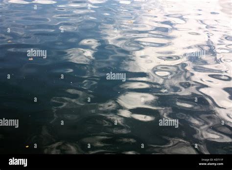 Las Ondas De Luz Azul De Superficie De Agua Con Reflejos Fotograf A De