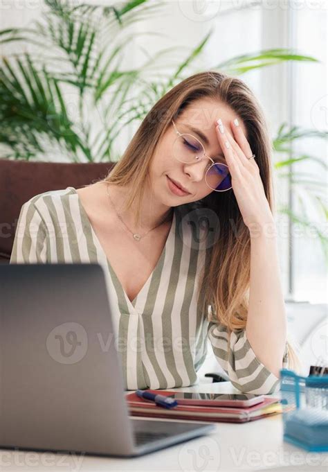 Young woman working on a computer 7449807 Stock Photo at Vecteezy