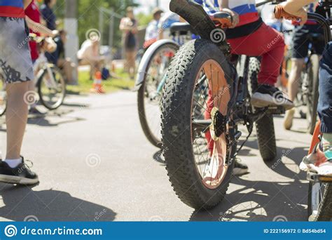 Rueda De Moto Gorda Neumático De Bicicleta Ancha Banda De Barro Foto