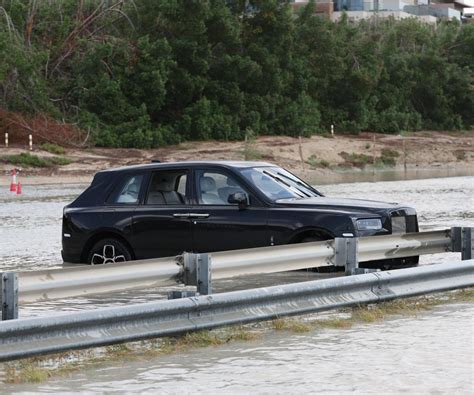 Powódź w Dubaju Luksusowe samochody pod wodą ZDJĘCIA ESKA pl