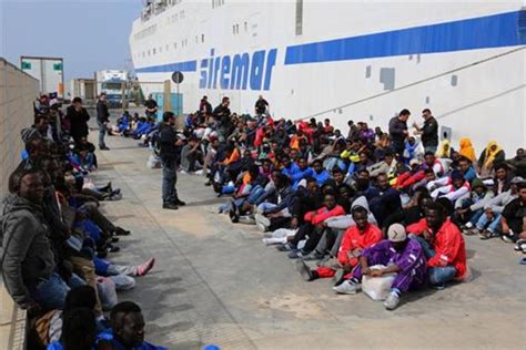 M S De Inmigrantes Llegan A La Isla Italiana De Lampedusa