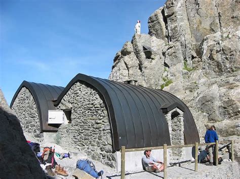 Refuge De Tuquerouye Pyr N Es Randonn E Et Trekking