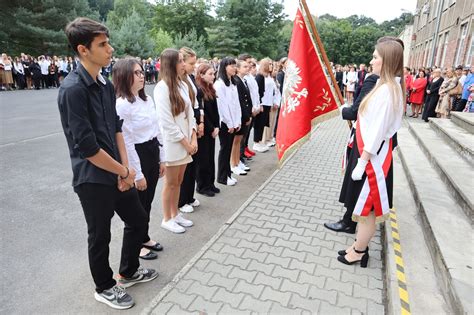 Uroczyste rozpoczęcie roku szkolnego 2023 2024 Zespół Szkół nr 1 im