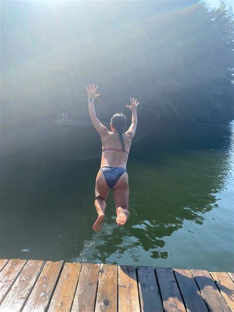 Hot Sexy Amanda Weir Bikini Pics