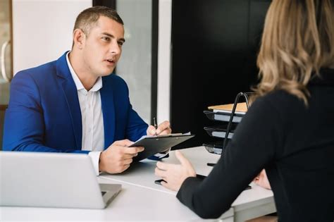 Empresario administrador auditoría financiera y secretaria haciendo